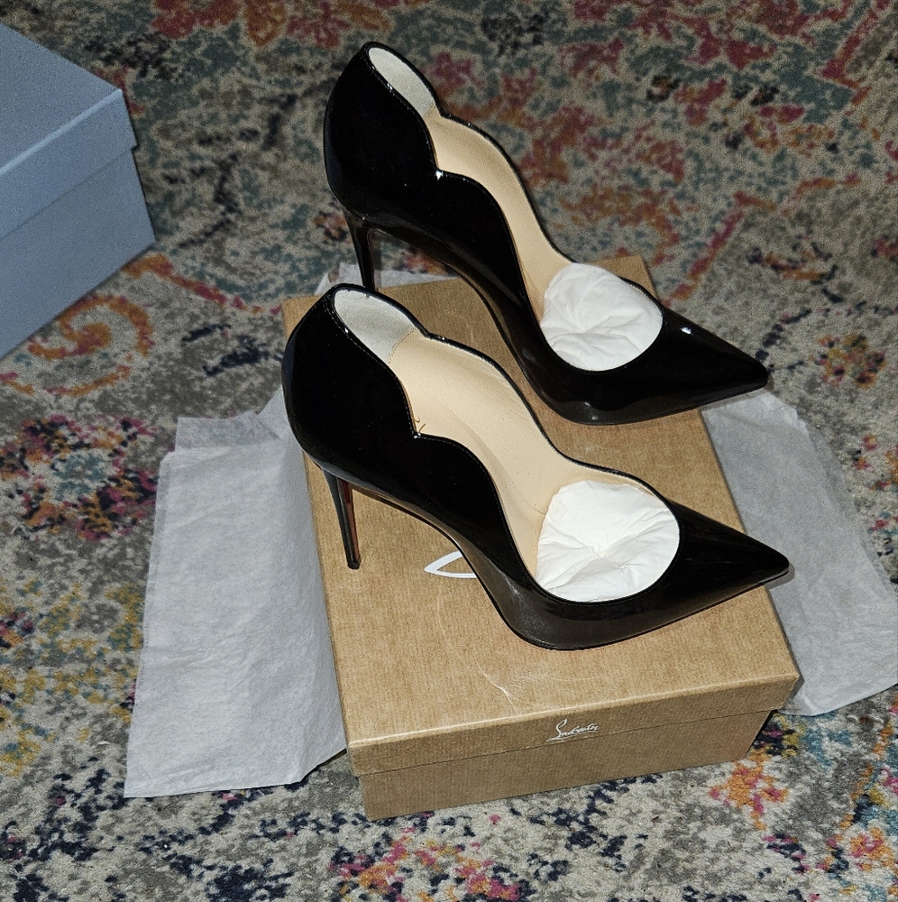 Louboutin pump 39.5/ 9 women's. Black patent leather pump. CHRISTIAN LOUBOUTIN